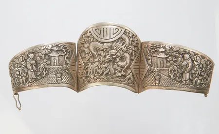 Armband, halvstelt, Ø 62mm, bredd ca 25-49mm, skadat lås, otydliga stämplar, silver Vikt: 73 g