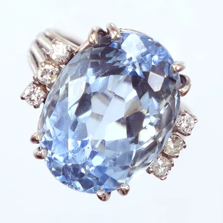 Ring vitguld med akvamarin 13 x 18,5mm och diamanter 6x 0,04ct, något sned infattning på den ena diamantraden, Ø17¾, 18k    Vikt: 9,5 g
