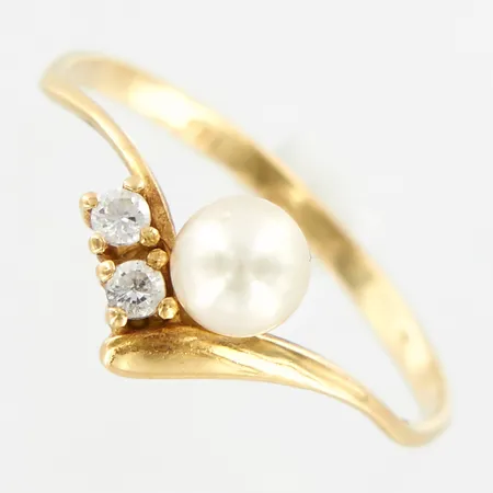 Ring med odlad pärla och vita stenar, stl 17,5, bredd framtill ca 7mm, något skev skena, 18K Vikt: 1,2 g