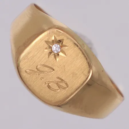 Klackring med vit sten, stl 22, bredd 2,8-12,3mm, gravyr på klacken, 18K  Vikt: 3,8 g