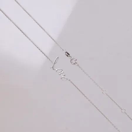Collier med text "Love", ställbar längd 41,5-46,5cm, bredd 1,2-11mm, GHA, silver 925/1000 Vikt: 2,5 g