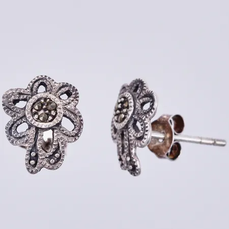 Ett par örhängen med markasiter, längd: ca 1,1cm, bredd: ca 9mm, 925/1000 silver  Vikt: 1,5 g