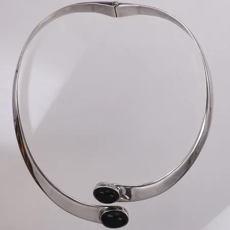 Collier med svarta stenar, innermått ca 12x13cm, bredd ca 8-15,5mm, öppningsbart, Mexiko, silver 925/1000 Vikt: 104,3 g