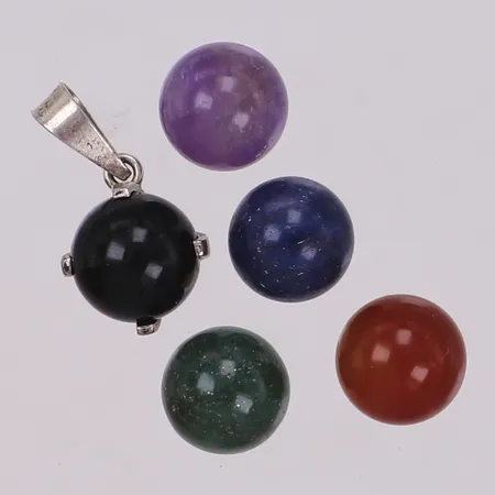 Hänge med fem olika utbytbara färgstenar, 22x11mm, tillhörande etui från Ulruch klein, 835/1000 silver Vikt: 2,4 g