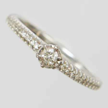 Ring, diamanter 1 x ca 0,07ct + 20 x ca 0,025ct, stl 16½, bredd 1,5-4mm, vitguld, GHA, 18K Vikt: 2,1 g