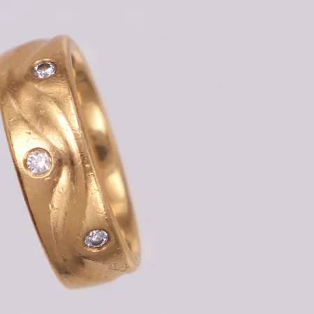 Ring med diamanter 3 x ca. 0,03ct, stl 16, bredd: 6mm, gravyr, 18K Vikt: 7,2 g
