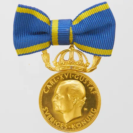 Medalj Carl XVI Gustaf Sveriges Konung "För nit och redlighet", Ø27mm, tygband, gravyr, krona i 18K, 23K, bruttovikt: 16,4g.