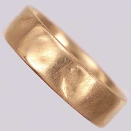Ring, stl 18¾, bucklig, gravyr, 18K Vikt: 6,6 g