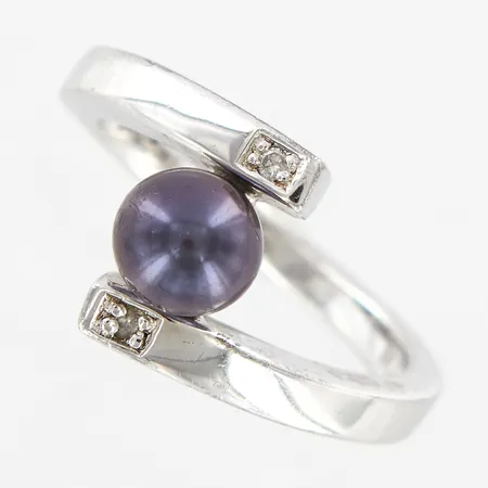 Ring, med odlad pärla samt diamanter 2x0,01, stl 16¾, bredd framtill ca 12mm, 925/1000 silver  Vikt: 4,7 g