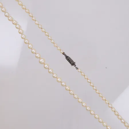 Pärlcollier med doserade odlade pärlor Ø4,3-7,8mm, längd 53,5cm, slitage på pärlor, en sten saknas på lås, silver 835/1000 Vikt: 19,5 g