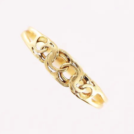 Ring Bismarck, stl 15¾, bredd 1-4mm, skev skena, 18K Vikt: 0,7 g