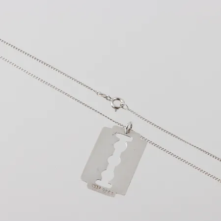 Kedja pansar, längd 54cm, bredd 1,1mm, silver 835 + hänge , höjd 29mm, silver 925 Vikt: 4,2 g