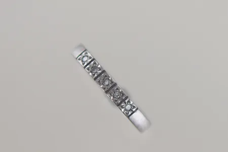 Ring med diamanter W-SI, 0,01x 5, Ø 16,¼ mm, bredd 4,6 mm, 18K Vikt: 2 g