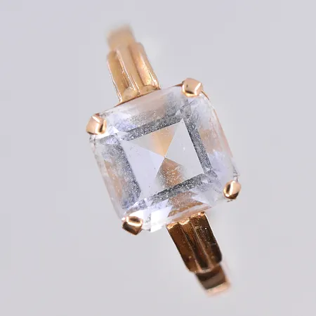 Ring med vit sten, stl 17½, bredd 2 mm, 18K. Vikt: 2,4 g