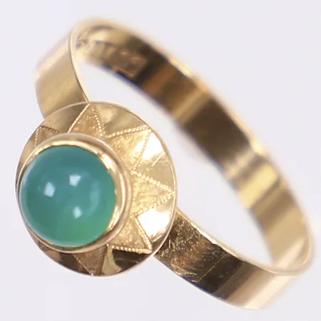 Ring med grön sten, stl 17¾, bredd 3-10mm, tillv. Steens Guldsmide AB, Partille/Göteborg 1968, 18K Vikt: 2,5 g