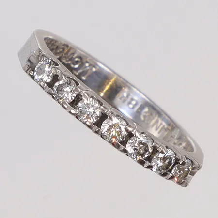 Ring med diamanter totalt 0,35ct enligt gravyr, stl 16¾, bredd 3mm, vitguld, gravyr, 18K Vikt: 3,1 g
