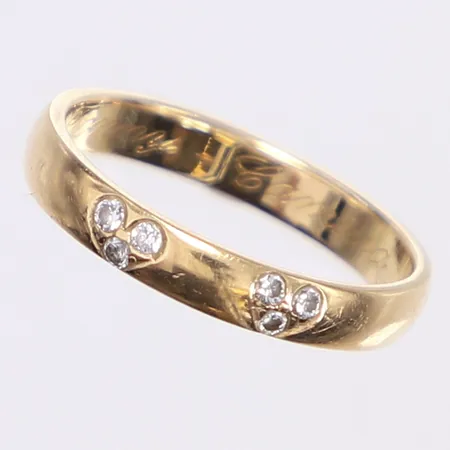 Ring med diamanter totalt 0,06ctv enl. gravyr, stl 17¾, bredd 3mm, tillv. Schalins, gravyr, 18K Vikt: 3,7 g
