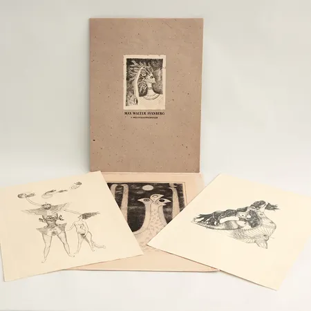 Mapp med tre litografier, Max Walter Svanberg, tre osignerade blad föreställandes "Det vaksamma hjärtat", "Den besatta konstellationen" & "Visionär Afton, mappen med introduktionsord av Steen Colding, utgiven av Image Förlag Malmö 1950, samtliga blad gulnade. 
