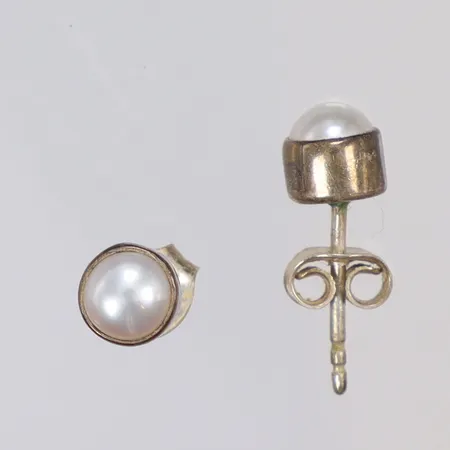 Ett par Örhängen med odlade pärlor, Ø5mm, silver 925/1000 Vikt: 1,3 g