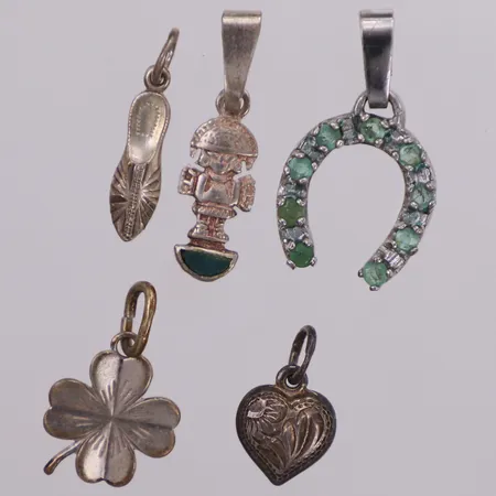 Fem hängen, olika motiv, 835-925/1000 silver,  Vikt: 4,5 g