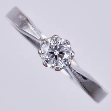 Ring med diamant ca 1x0,70ct, ca W(H)/ SI2-P1, stl: 20½, bredd ca 3-6mm, graverad, stämplad AXL, 18K Vikt: 6,1 g