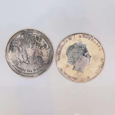 Två mynt 1 Oz Elizabeth II Australia 2011 1 Dollar, Ø45mm, 1 Oz Elizabeth II Australia 2010 1 Dollar, Ø45mm, Silver 999/1000  Vikt: 63,3 g