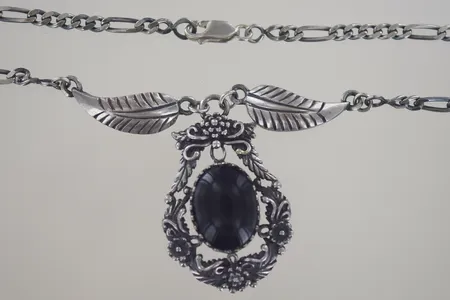 Collier med svart sten, längd 45 cm, bredd 3,5-38 mm, silver 925/1000 Vikt: 22 g