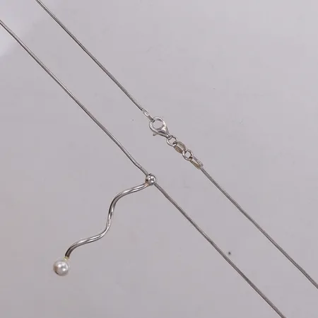 Collier med integrerat hänge, längd 44,5cm, bredd 1mm, hängets mått ca 45,5x6mm, imitationspärla, GHA, silver 925/1000 Vikt: 5,2 g