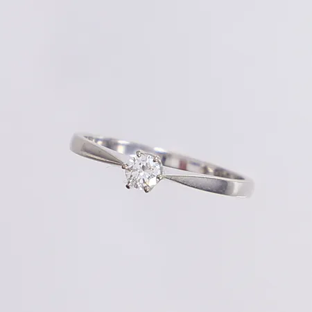 Ring med diamant 1x 0,17ct enl. gravyr, stl 17½, bredd 1,5-4mm, vitguld 18K Vikt: 2,2 g