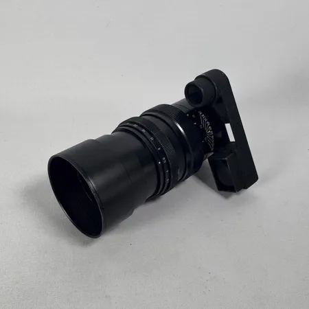 Optik Leitz Canada (Leica), Elmarit 135mm f/2.8, serienummer 2656255, Leica M-fattning, stativfäste, slitage, damm i optik, inbyggt motljusskydd, inga linsskydd