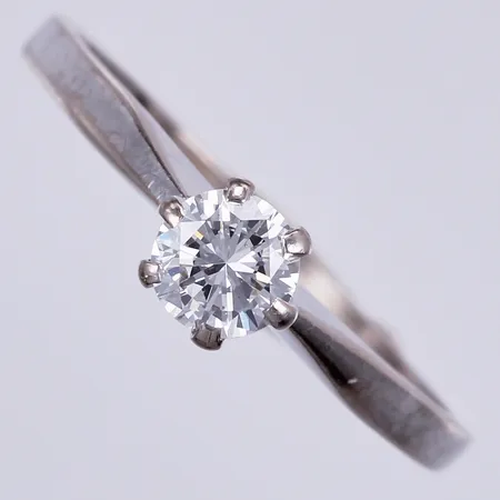 Ring med diamant ca 1x 0,45ct W(H)/Si, stl: ca 18¼, bredd: ca 2-5mm, 18K  Vikt: 2,4 g