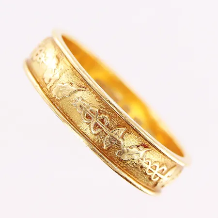 Examensring, text utsida: TBV, ograverad insida, stl 18½, bredd 5mm, 18K Vikt: 4,9 g