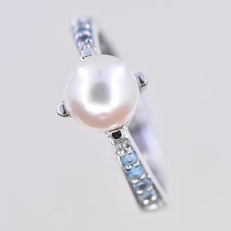 Ring med pärla och blåa stenar, stl 17¼, bredd 2-3 mm, pärlans Ø7 mm, vitguld, 9K. Vikt: 3 g
