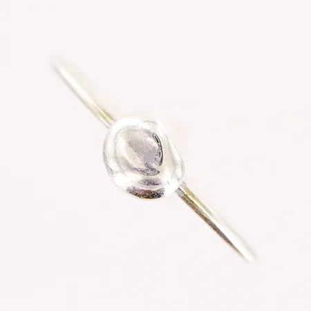Ring, stl 16¼, bredd 1-4,5mm, ostämplad, silver.  Vikt: 0,9 g