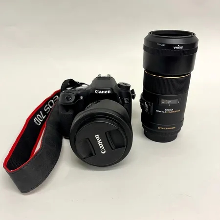 Digitalt kamerahus Canon EOS 70D, snr: 343058000851,  Objektiv Canon EFS 15-85mm, snr: 2672501810,  Objektiv Sigma 105mm 1:2.8 DG Macro HSM, snr: 15457697, bruksslitage, laddare, väska samt skärm- och linsrengöringsspray.  Skickas med postpaket.