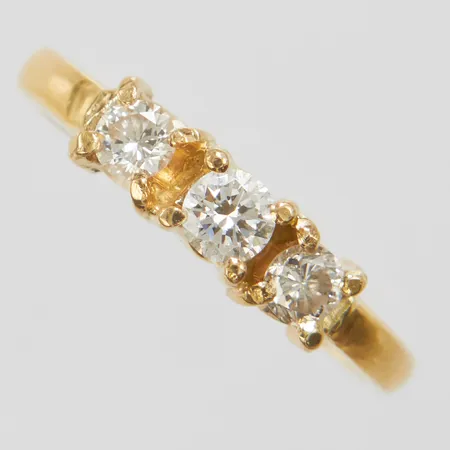 Ring, briljantslipade diamanter 1xca0,20ct, ca W/VS, + 2xca0,10ct, ca -Tcr-Cr/SI-P, Ø17, bredd 2-4mm, 18K. Vikt: 2,9 g