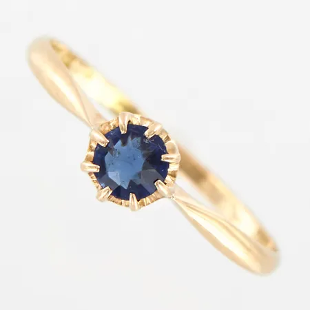 Ring med blå sten, stl 18, bredd framtill 4mm, nagg/slitage på sten, 18K Vikt: 1,2 g