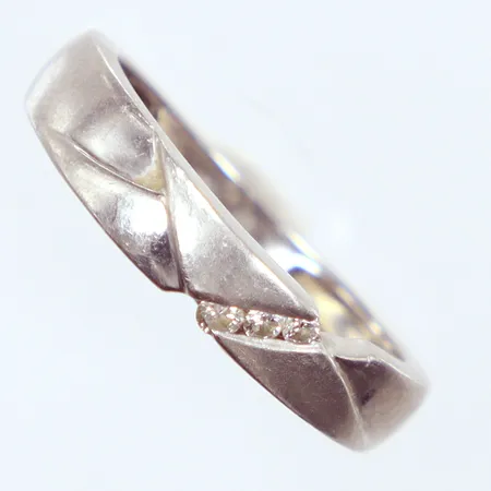 Ring platina 950 ca 3x0,02ct enligt gravyr 0,07ct,, bredd 2,70-4,40mm,  Ø18¾,   Vikt: 7,1 g