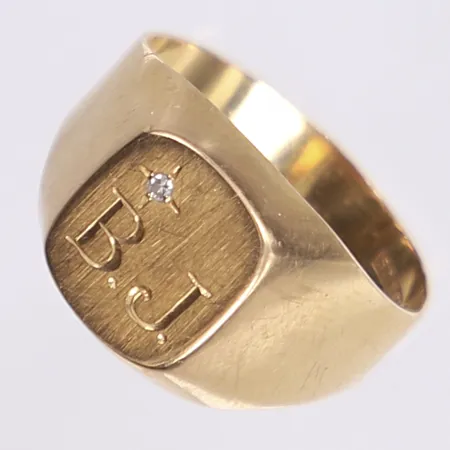 Klackring med diamant 1 x ca 0,01ct, monogramgravyr "BJ", stl 19¼, bredd 3-12mm, bucklig skena, 18K Vikt: 3 g