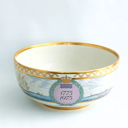 Bålskål, Royal Copenhagen, jubileumsutgåva, Utförd för fabrikens 200-årsjubileum den 1 maj 1975. Kopia efter skålen som tillverkades som minnesgåva efter sjöslaget vid Köpenhamn år 1801, Dekor av Köpenhamns siluett och Danmarks sydkust 1975 med förgyllda detaljer. Diameter 34cm, höjd 15 cm, numrerad 1365/2500 Skickas med postpaket.