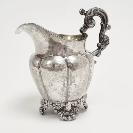 Gräddkanna, höjd 14cm, förgylld insida, stämplad ESH, ojämn, skador samt lagningar, 830/1000 silver Vikt: 128 g