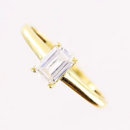 Ring, vit sten, stl 16½, bredd 1,5-6mm, något skev skena, 18K Vikt: 1,8 g