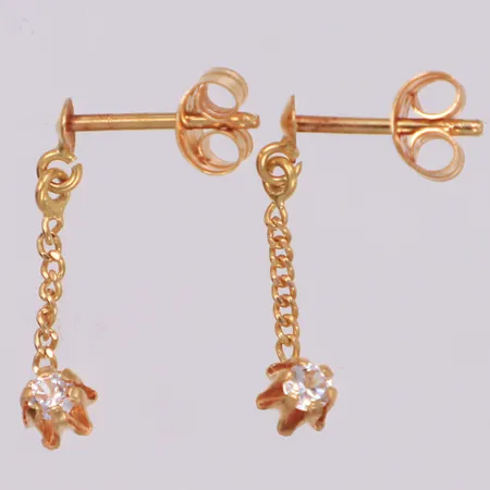 Ett par örhängen med vita stenar, längd 18mm, bredd ca 4mm, 18K Vikt: 1 g
