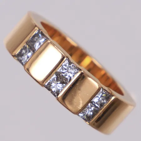 Ring med princesslipade diamanter 6xca0,16ct, stl 18¼, bredd 6,7mm, PCHFB Production AB, 18K Vikt: 17,4 g