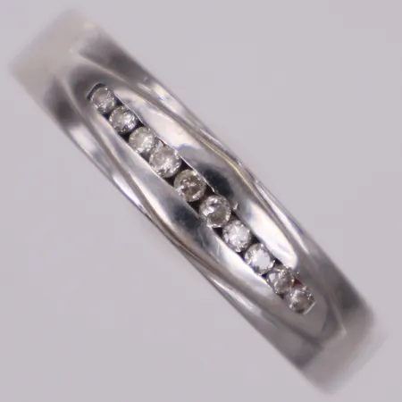 Ring med diamanter 10xca0,01ct, stl 20, bredd 3,2-5,2mm, vitguld, 18K  Vikt: 5,7 g