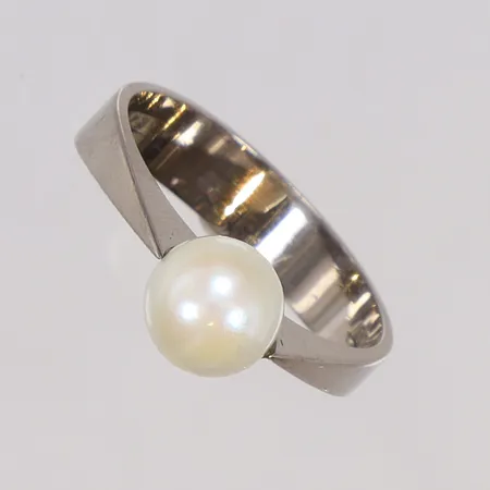 Ring i vitguld med odlad saltvattenpärla stl 17½ bredd 5mm RWA (Guld & Silversmide Rune W Anderss) Uddevalla 1966, 18K Vikt: 3,7 g
