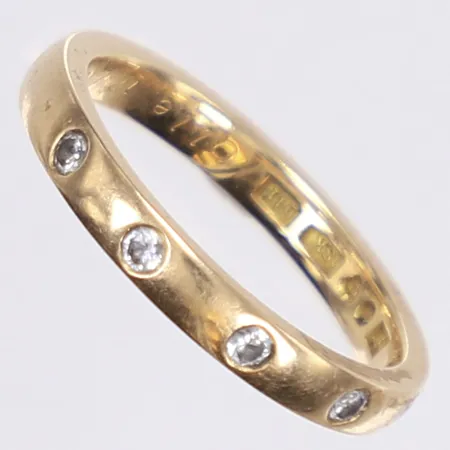 Ring med diamanter 5x ca 0,03ct, stl 17¾, bredd 3mm, gravyr, 18K Vikt: 4,5 g