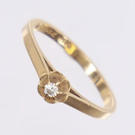 Ring med diamant 1x 0,03ct enl. gravyr, stl 15¾, bredd 2-4mm, GFAB, 18K Vikt: 1,8 g