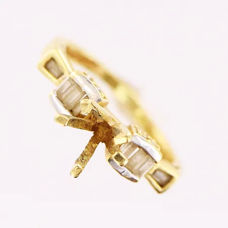Ring, stenar, stl 16, bredd 1,7-6,6mm, defekt, sten saknas, 18K. Vikt: 3 g