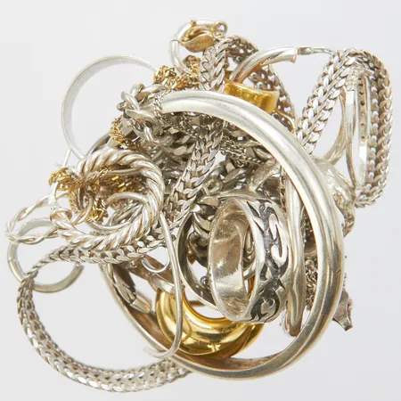 Diverse silver, defekta, skeva, avklippta, 830-925/1000 silver Vikt: 80 g